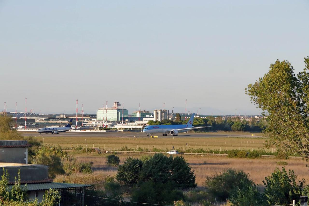 Bilocale Con Vista Sull'Aeroporto - Comodo Per Il Viaggio Fiumicino Esterno foto